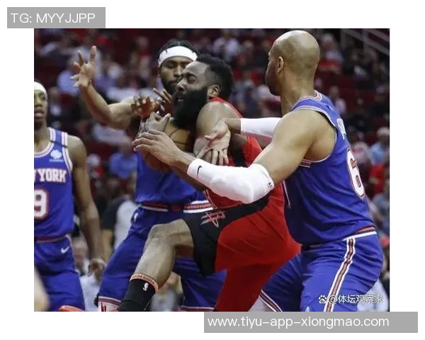 哈登训练中右肩酸痛引发关注旋转手臂时感到不适